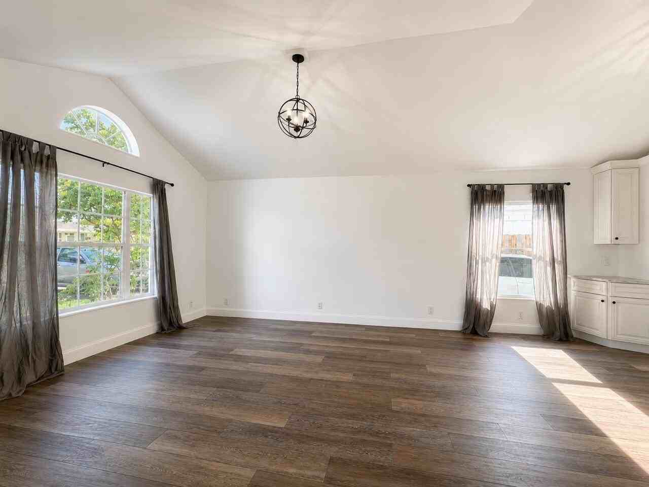 2393 Crawford Ct - Photo 5 of 25