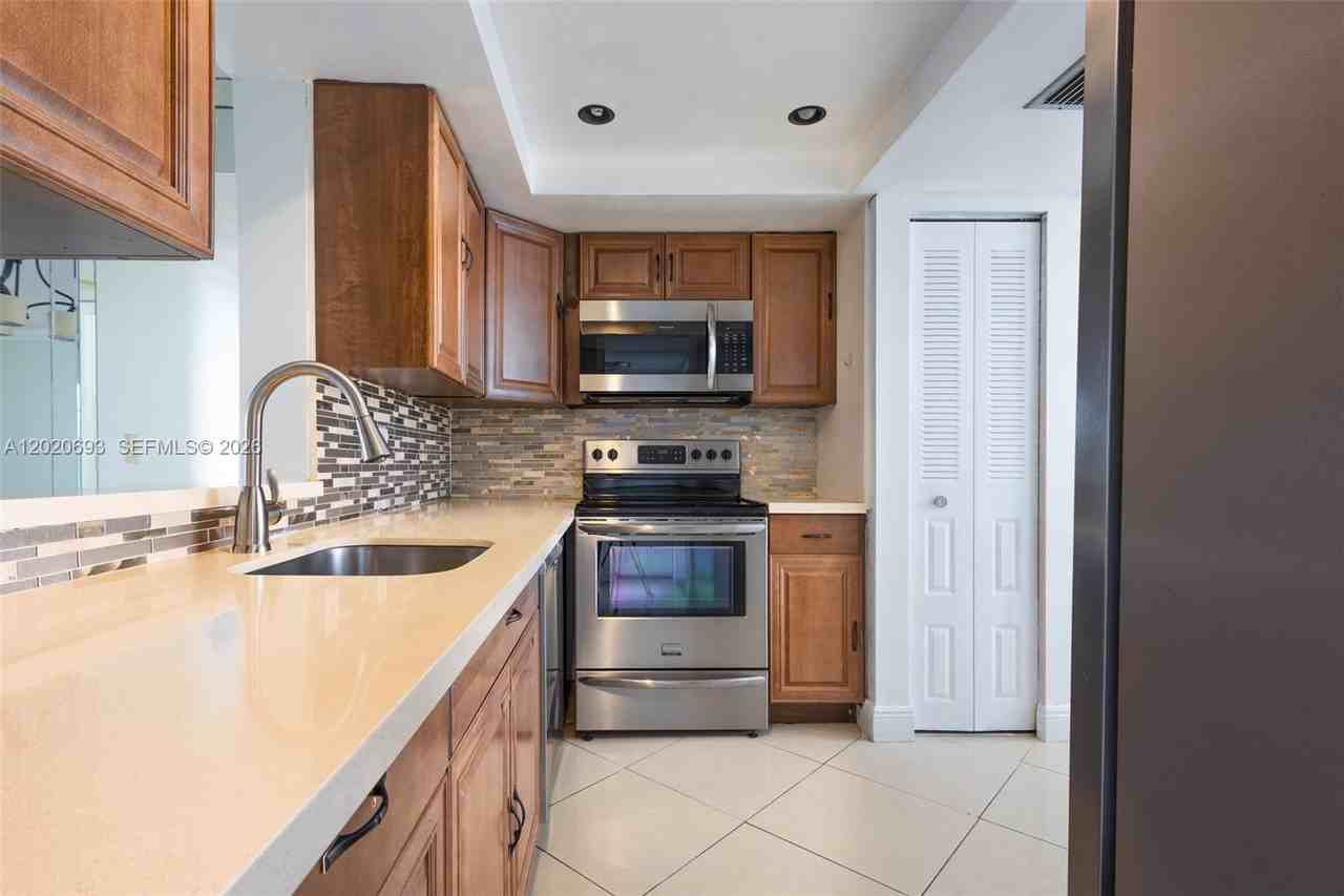 206 Nw 18th St - Photo 3 of 8