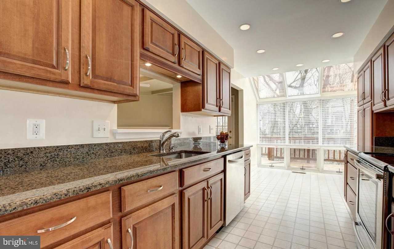 10922 Brewer House Rd - Photo 7 of 24