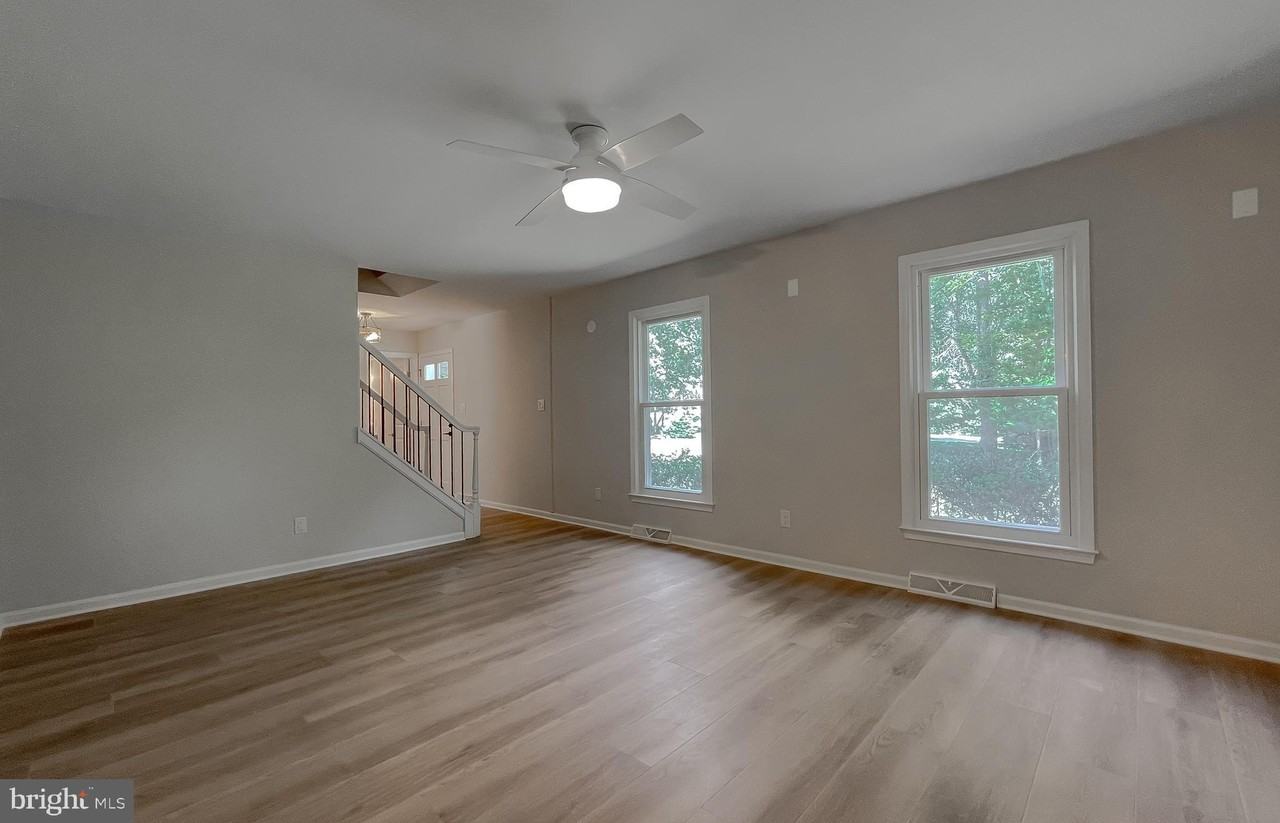22373 Enoch Rd - Photo 5 of 50