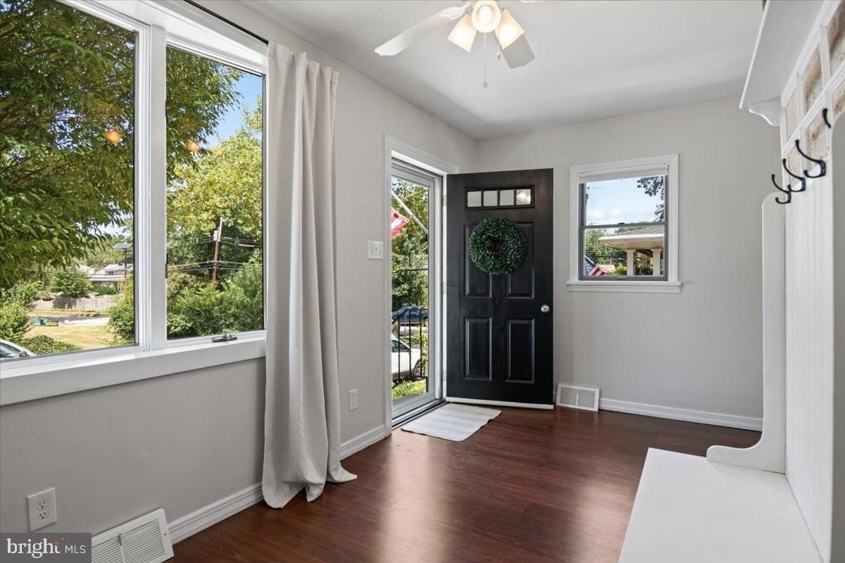 158 Lafayette Rd - Photo 5 of 29