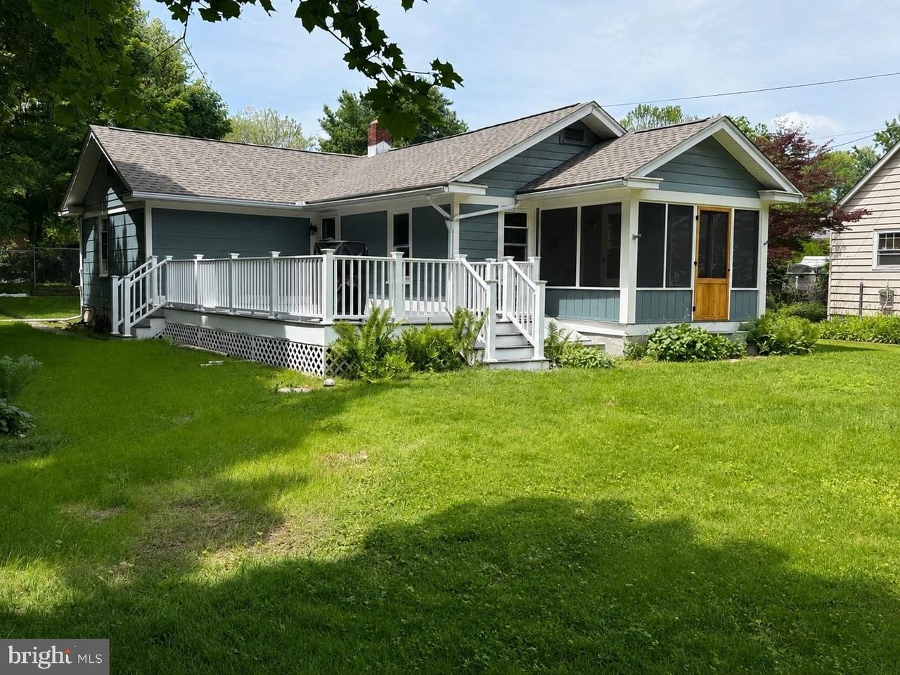 1015 Durham St - Photo 2 of 13