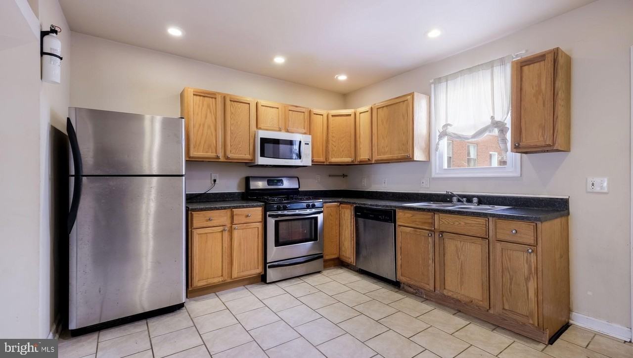 731 Carpenter St - Photo 4 of 28