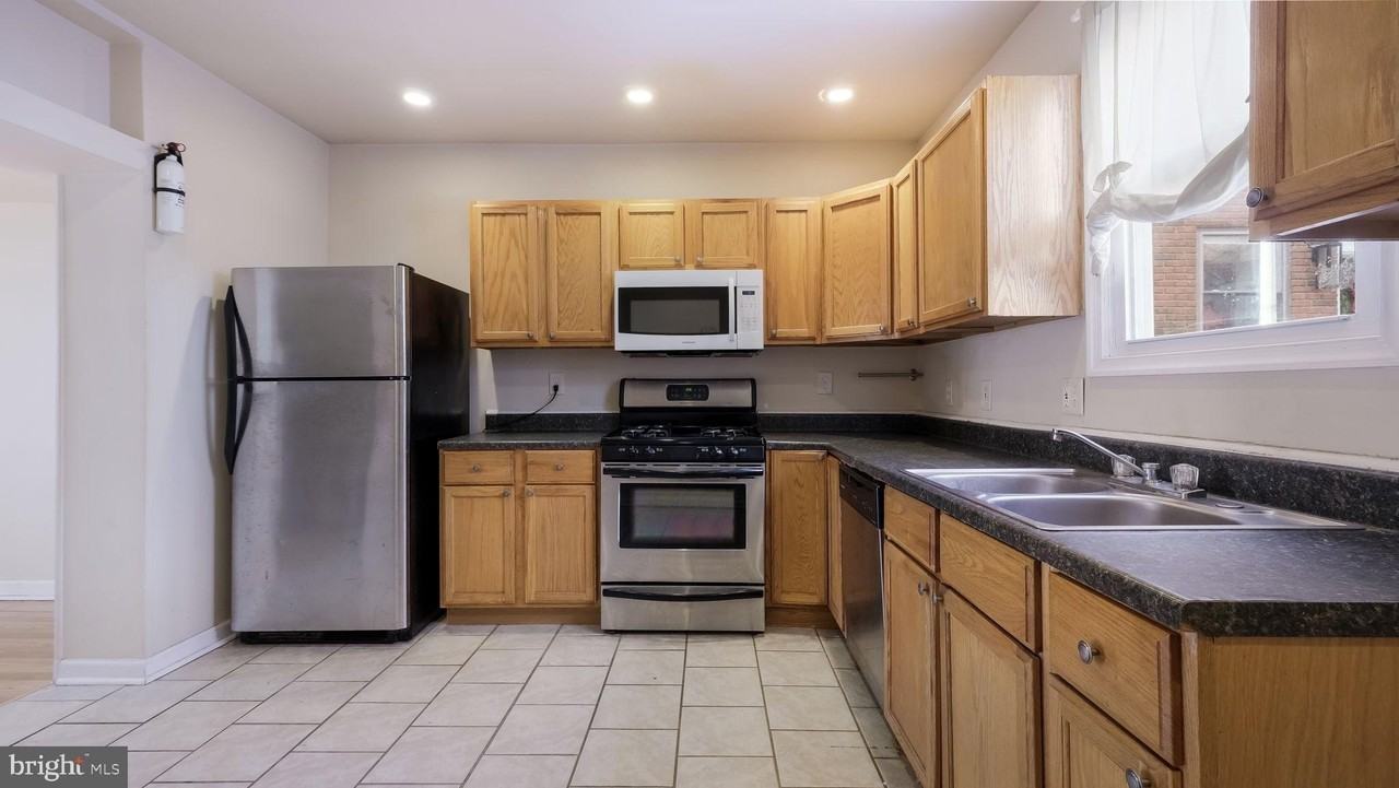731 Carpenter St - Photo 5 of 28