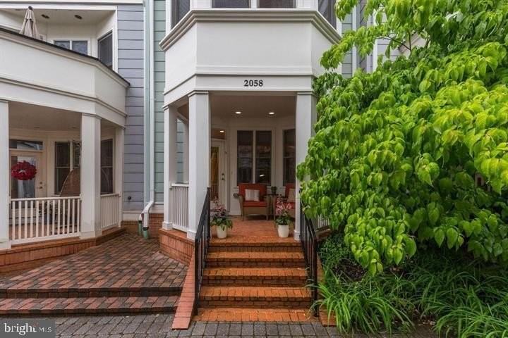 2058 N Oakland St - Photo 2 of 28