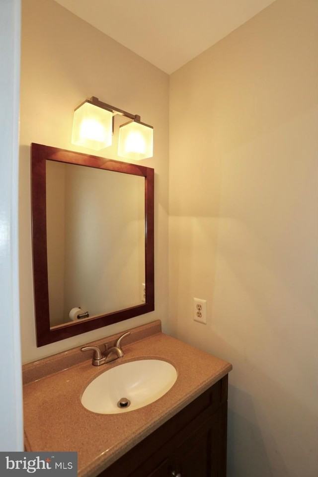 2215 N Somerset St - Photo 3 of 24