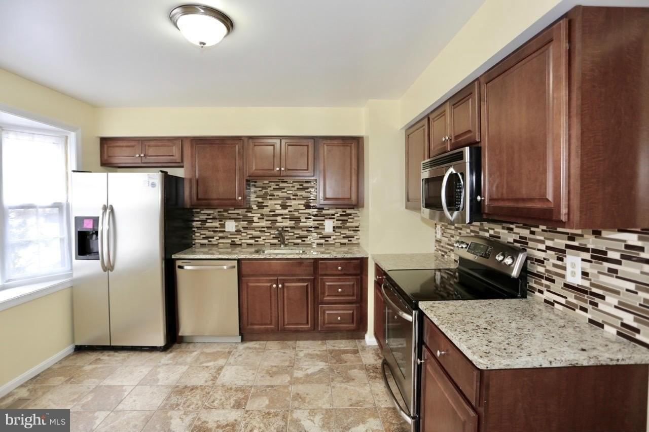 2215 N Somerset St - Photo 5 of 24
