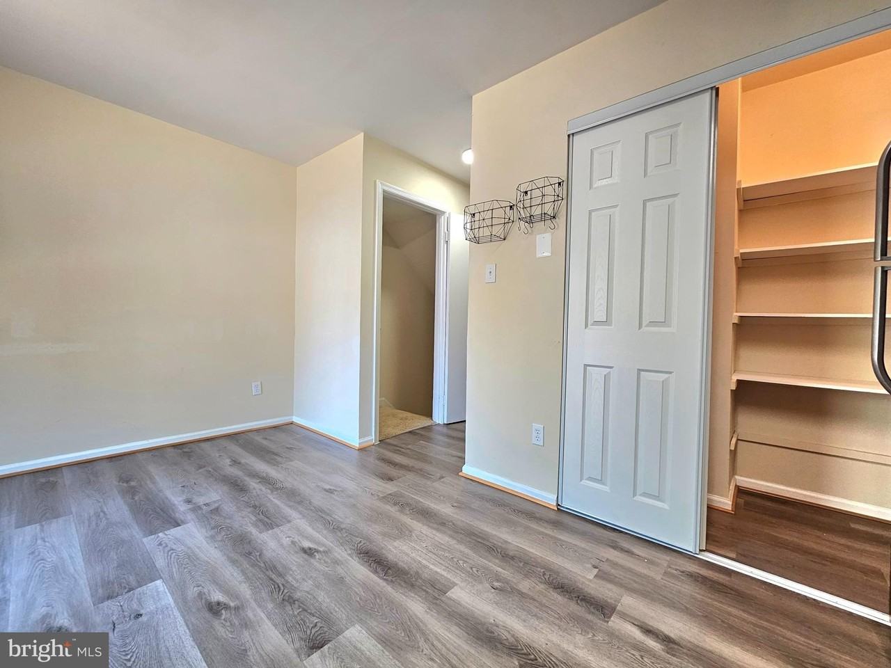 8561 Southlawn Ct - Photo 6 of 24