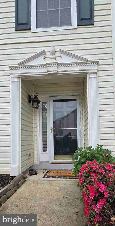 45560 Lakemont Sq - Photo 2 of 22