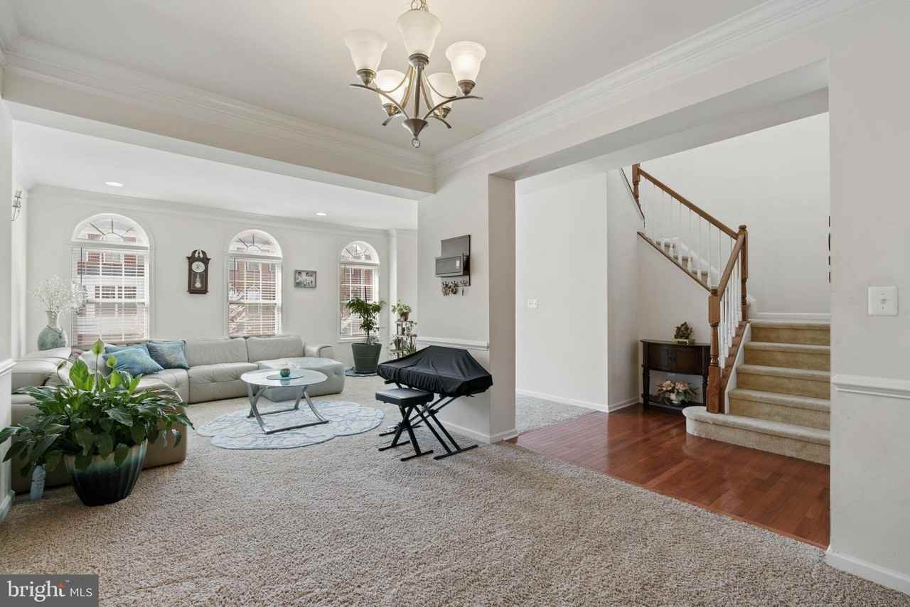 43245 Mitcham Sq - Photo 3 of 23
