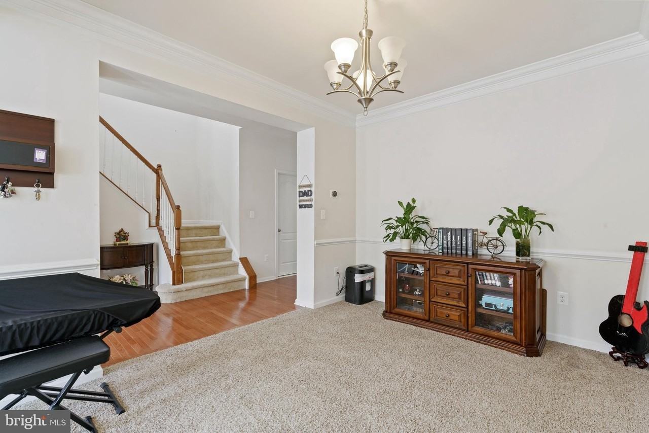 43245 Mitcham Sq - Photo 5 of 23