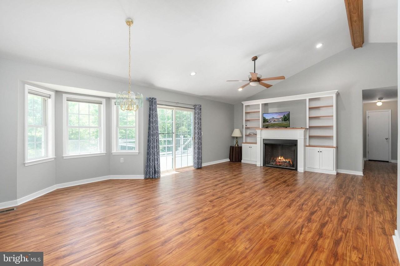 8009 Burrell Rd - Photo 7 of 50