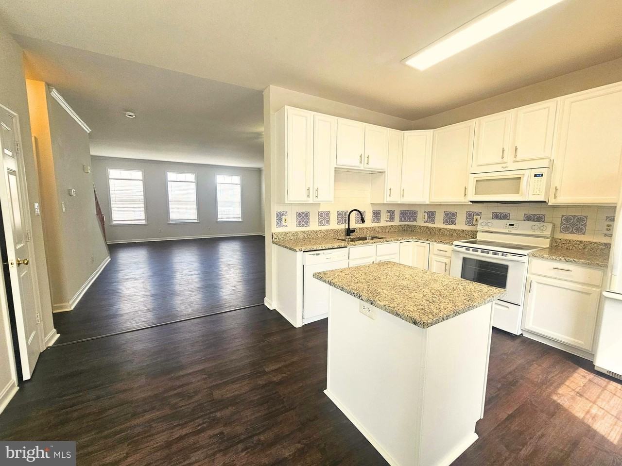 303 Dundee Pl - Photo 5 of 24