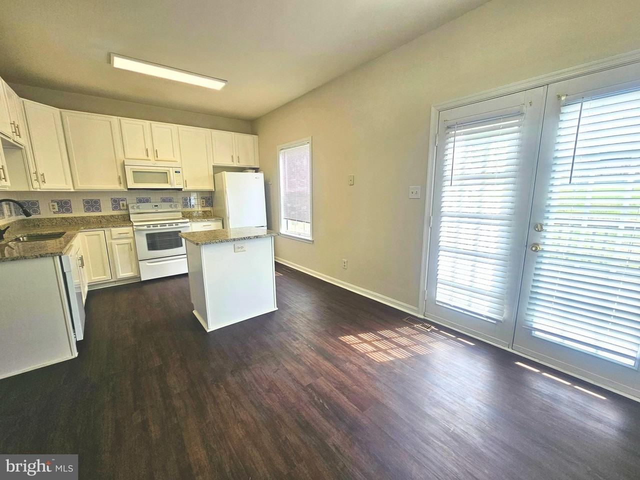 303 Dundee Pl - Photo 7 of 24