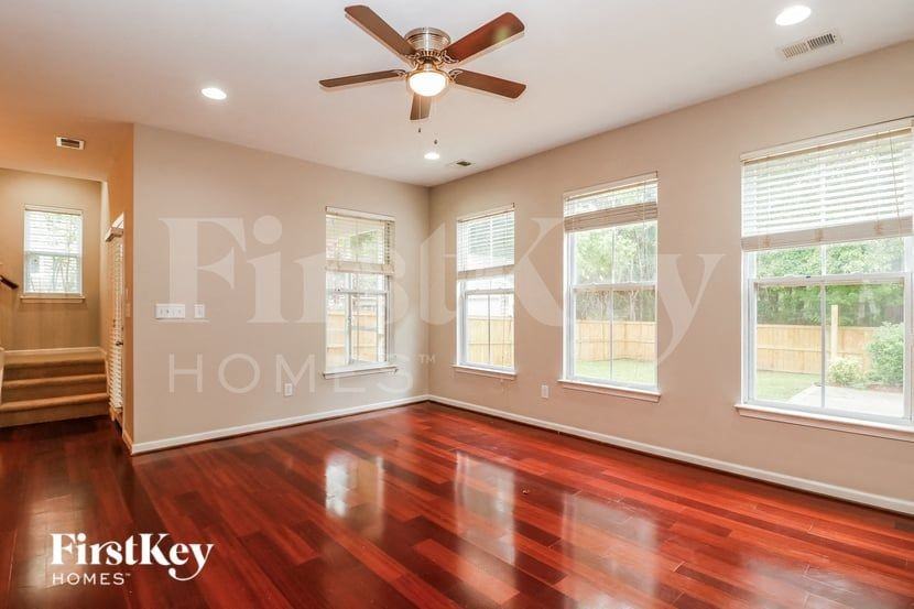 577 Delafield Dr - Photo 2 of 15