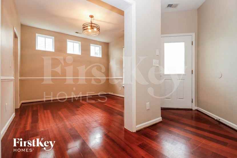 577 Delafield Dr - Photo 3 of 15