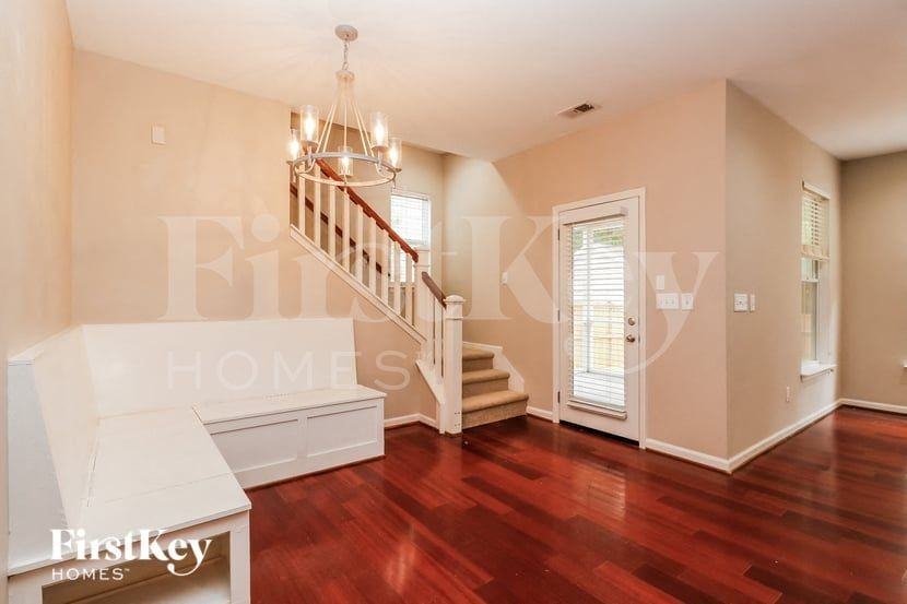 577 Delafield Dr - Photo 4 of 15
