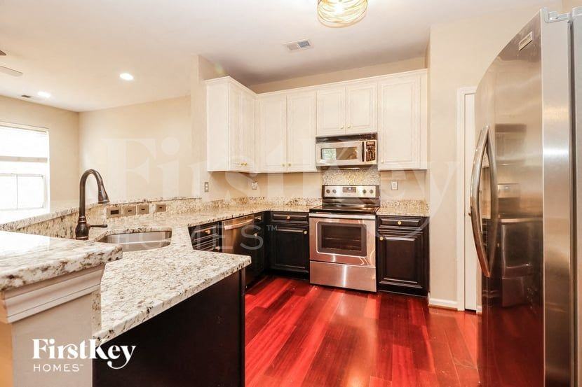 577 Delafield Dr - Photo 6 of 15