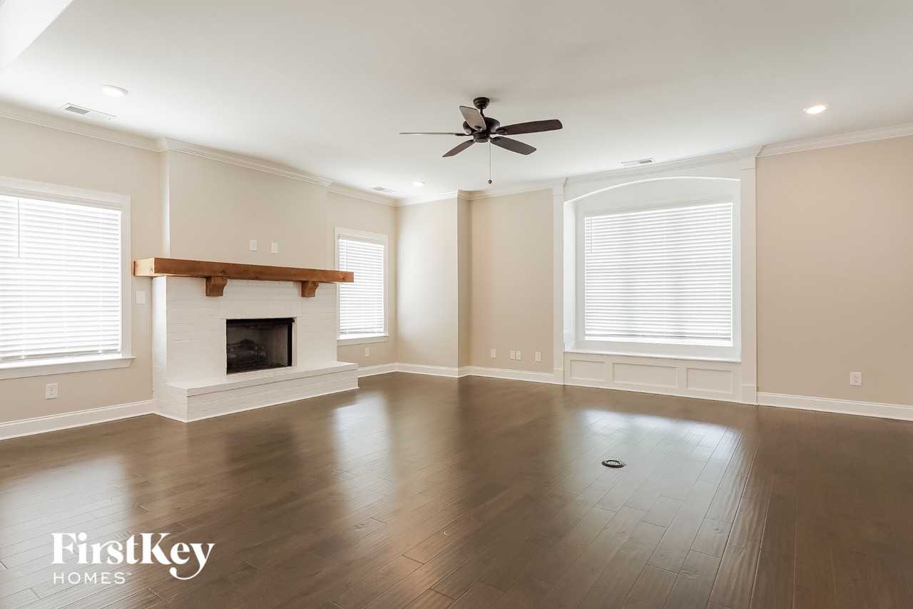 1052 Crestview Rdg - Photo 3 of 15