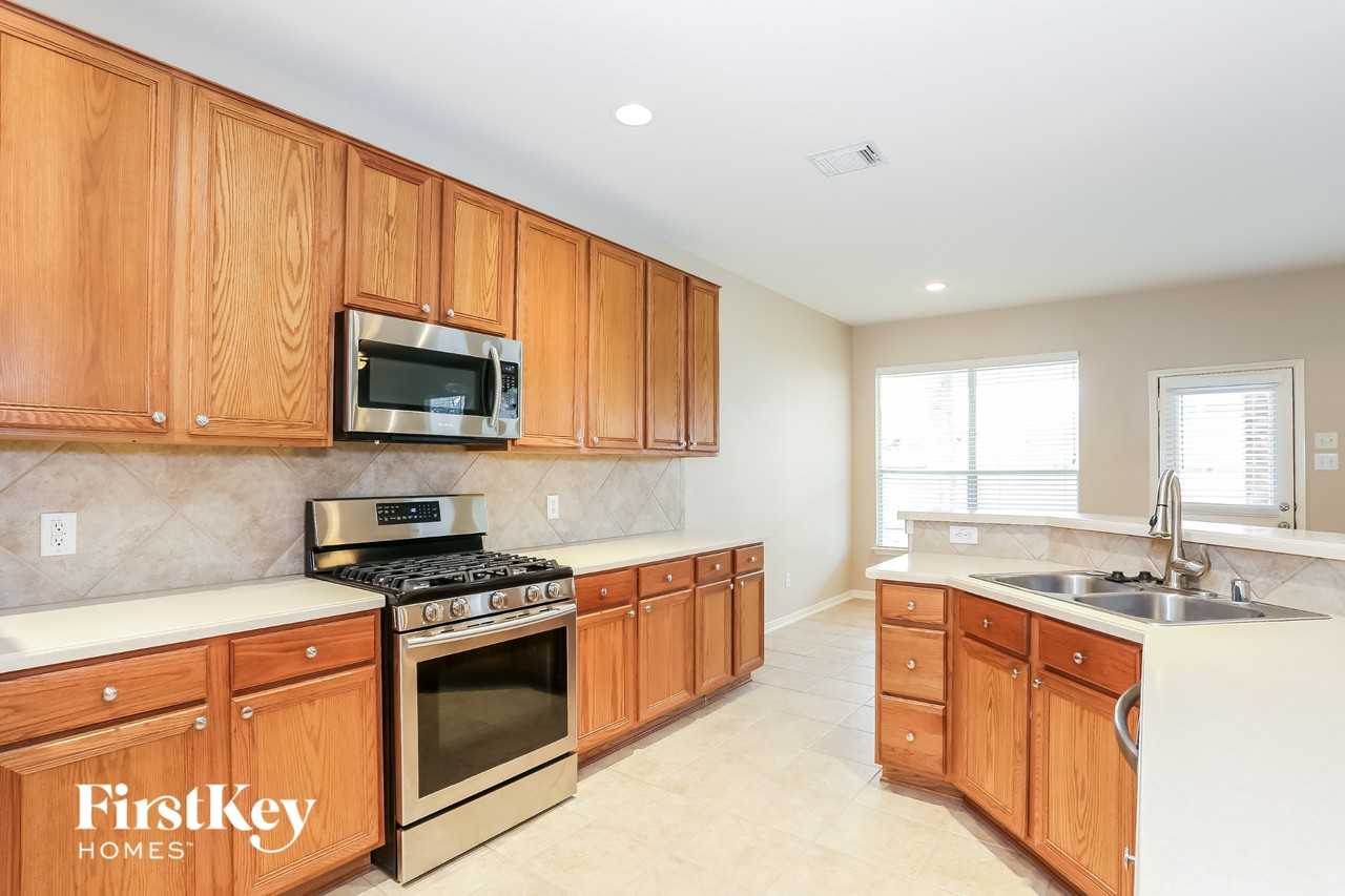 18210 Olive Tree Ct - Photo 5 of 15