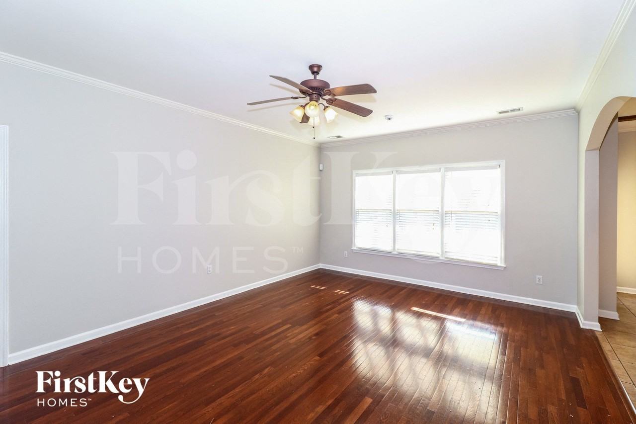 1323 Crossmont Cv - Photo 3 of 15