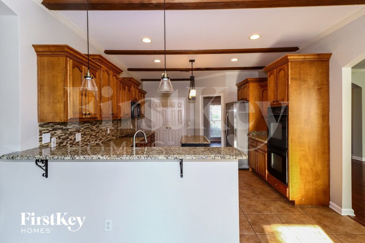 1323 Crossmont Cv - Photo 5 of 15