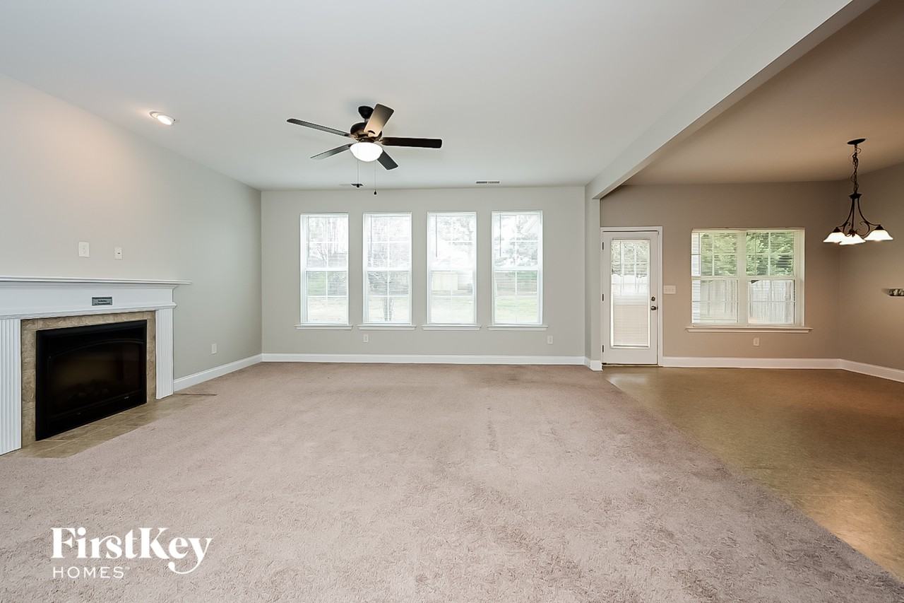 921 Piedmont Dr - Photo 2 of 15