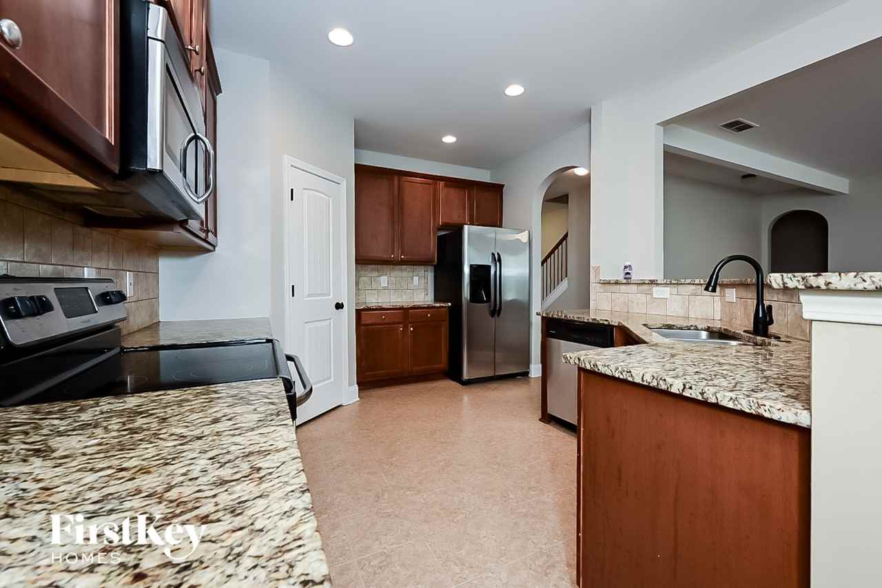921 Piedmont Dr - Photo 4 of 15