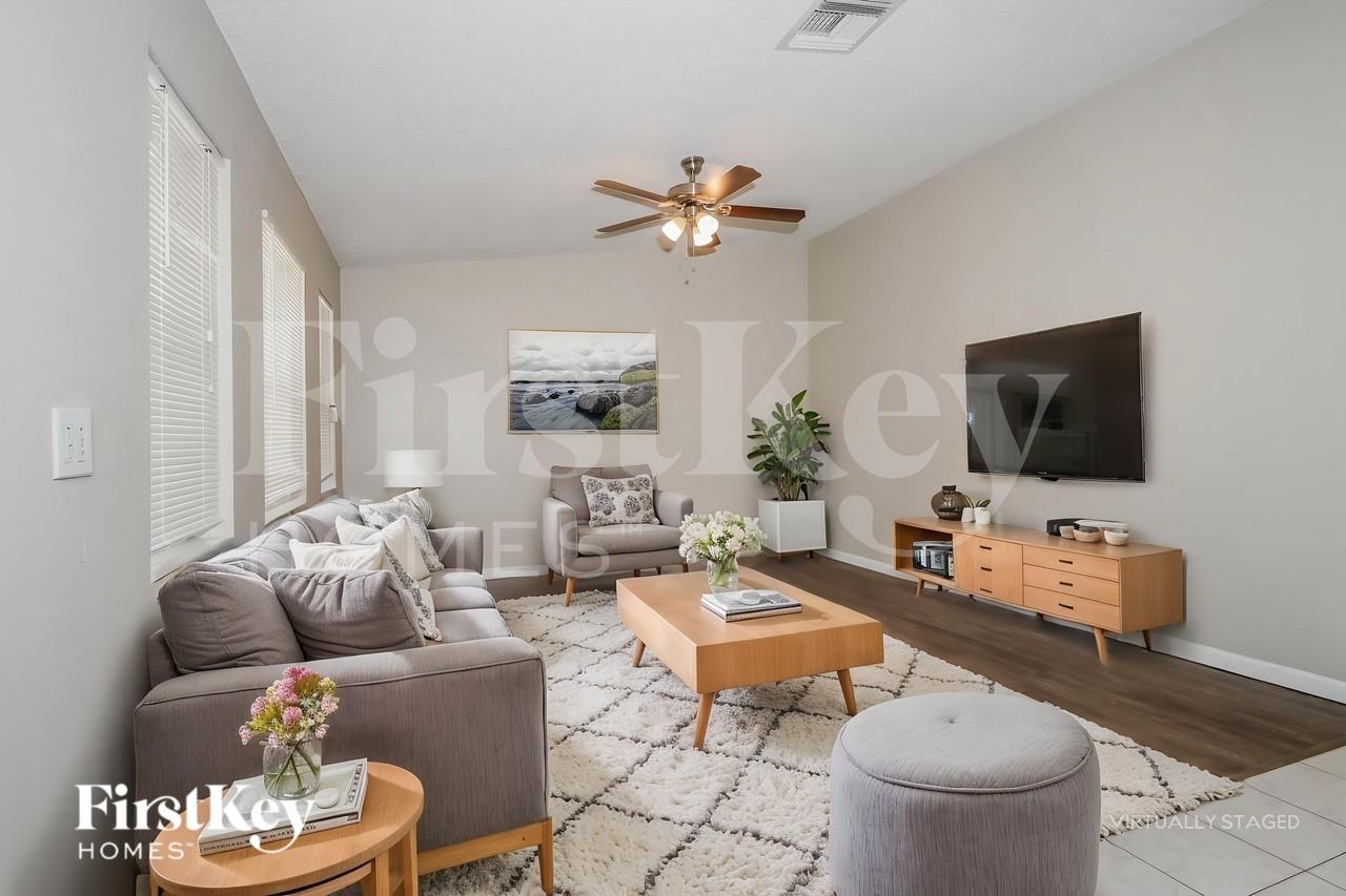 525 20th Ave N - Photo 5 of 19