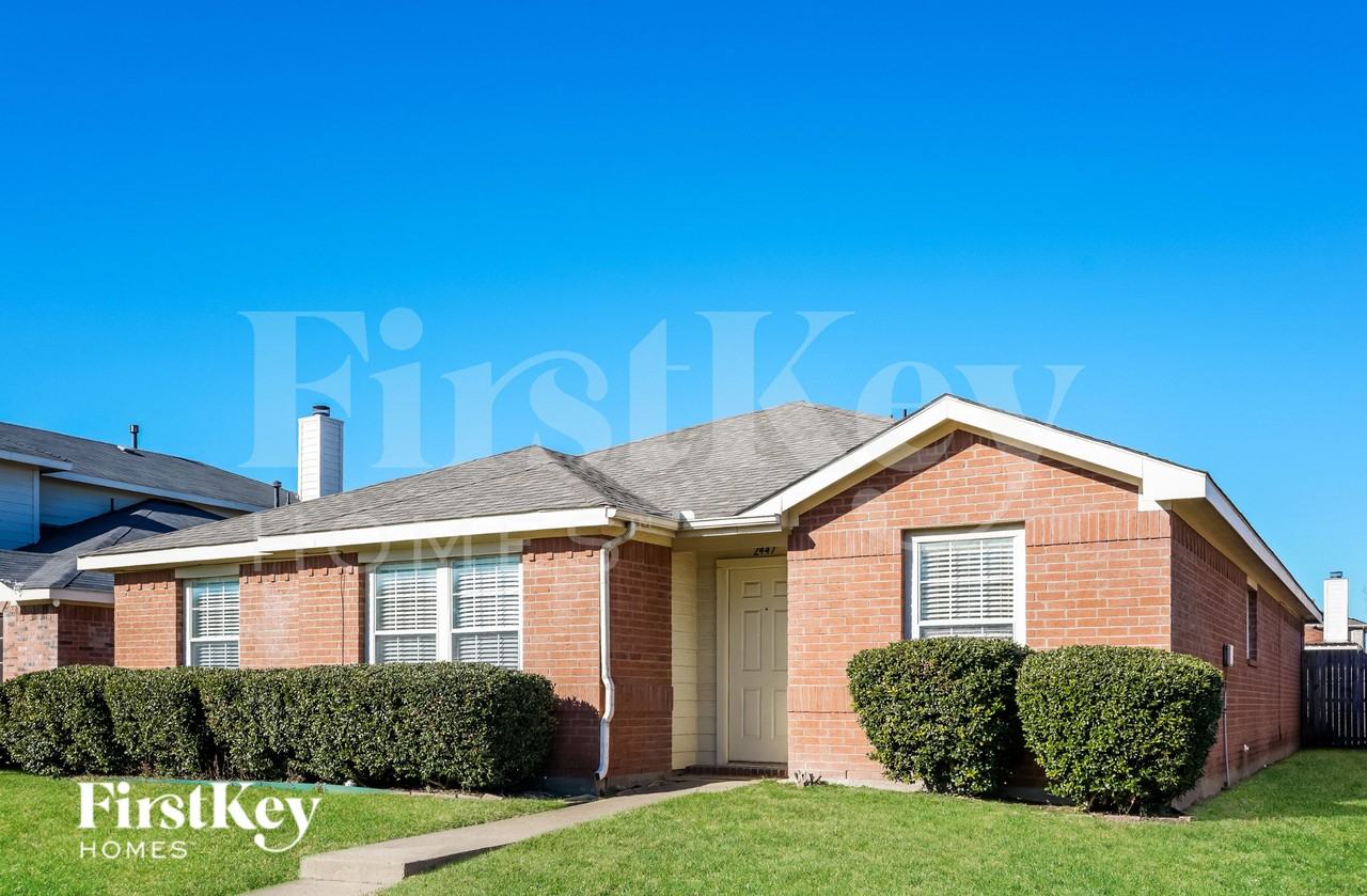 2447 Mallory Ln - Photo 2 of 17
