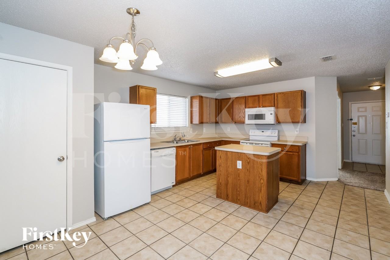 2447 Mallory Ln - Photo 5 of 17