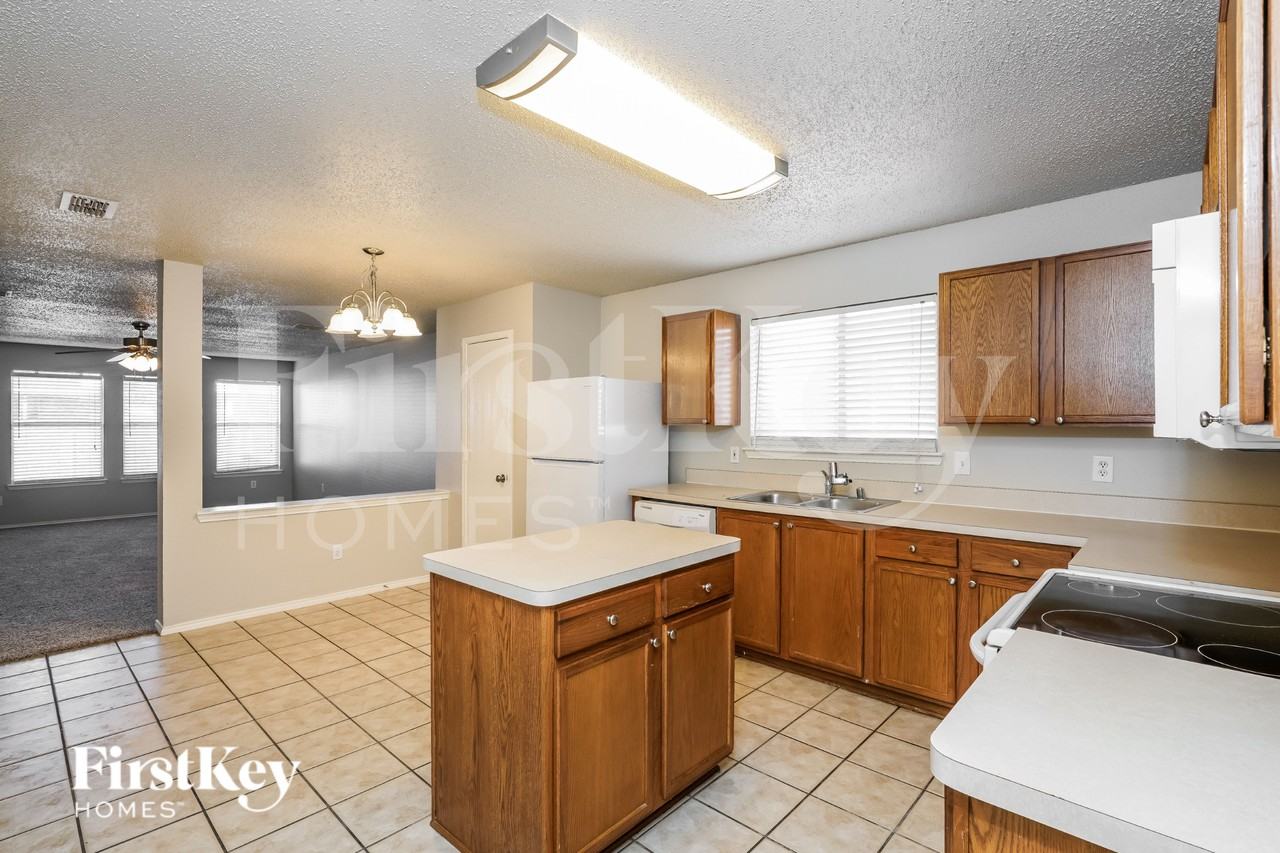 2447 Mallory Ln - Photo 6 of 17