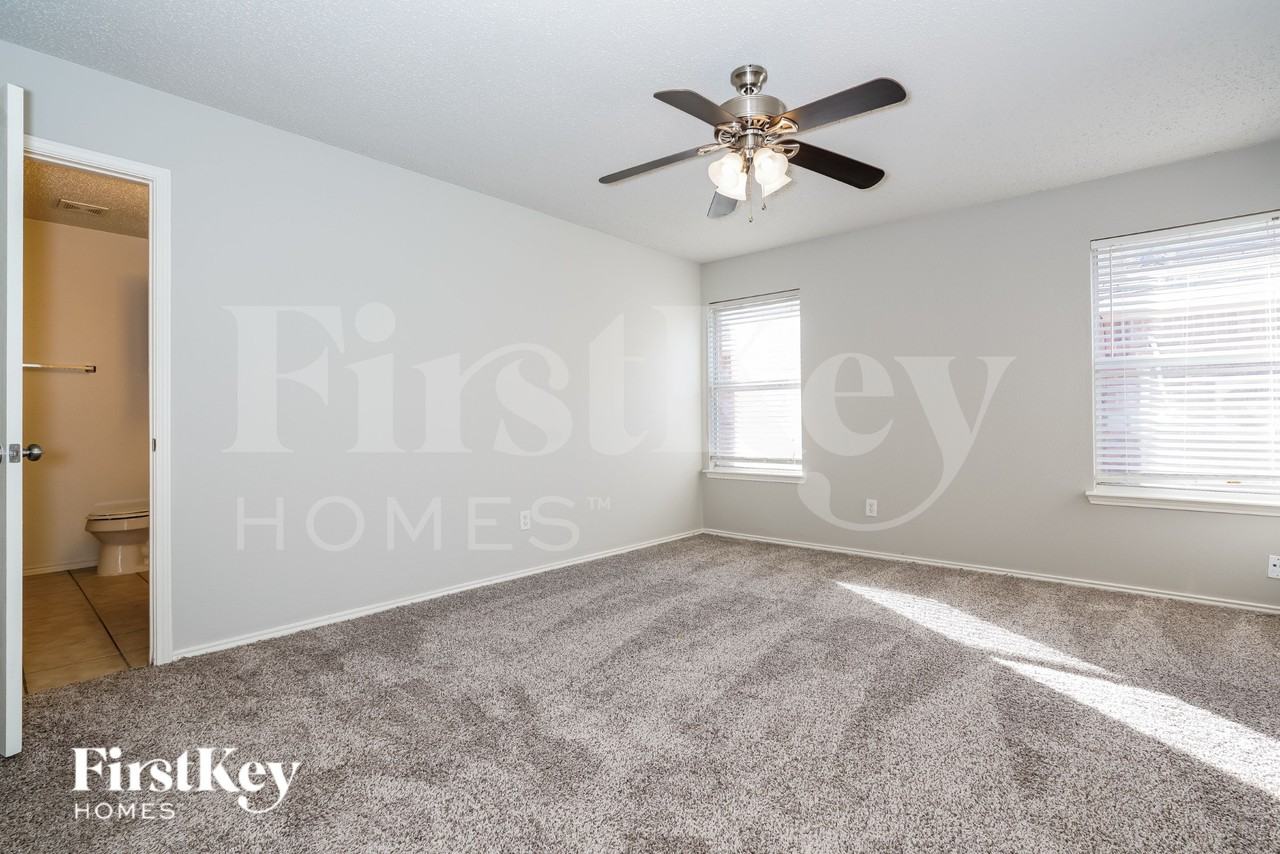 2447 Mallory Ln - Photo 7 of 17