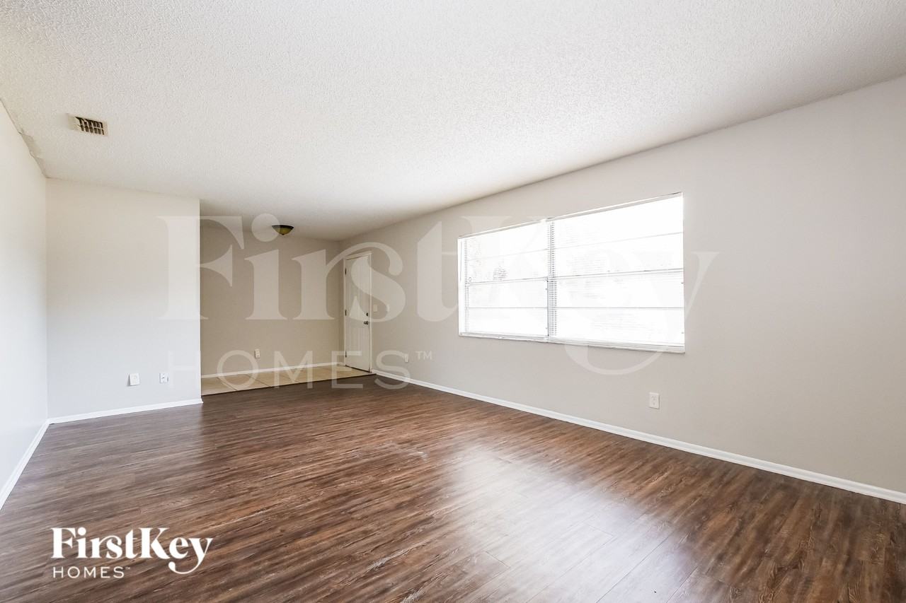 1701 Freeman Dr - Photo 4 of 20