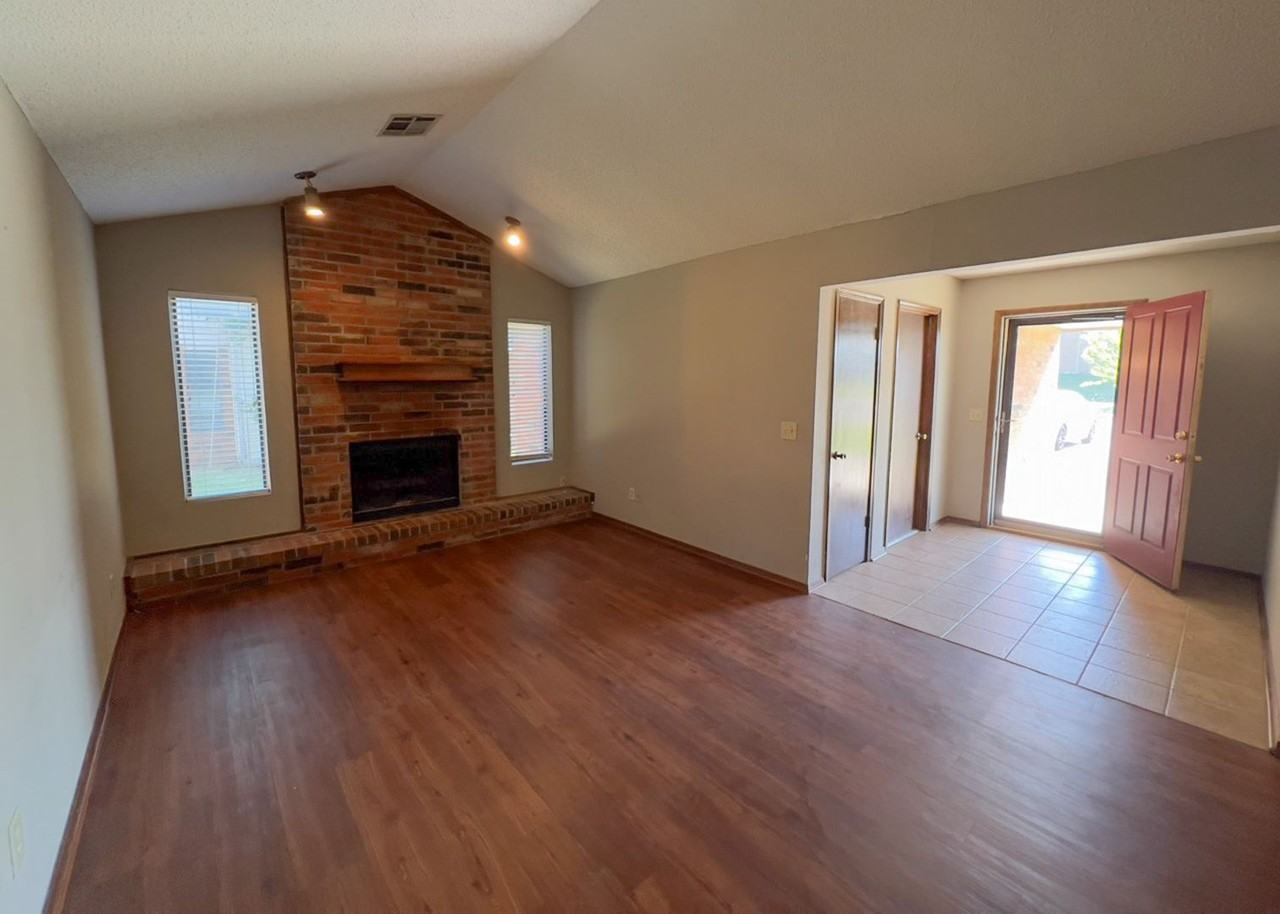 1303 N Fretz Ave - Photo 2 of 31