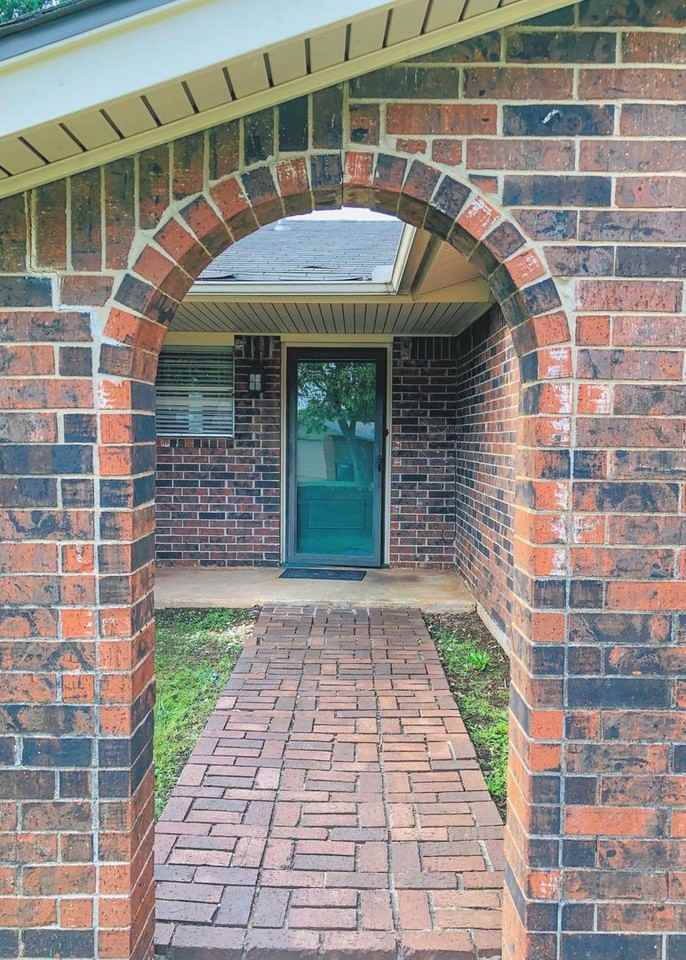 720 Robin Hill Rd - Photo 2 of 26