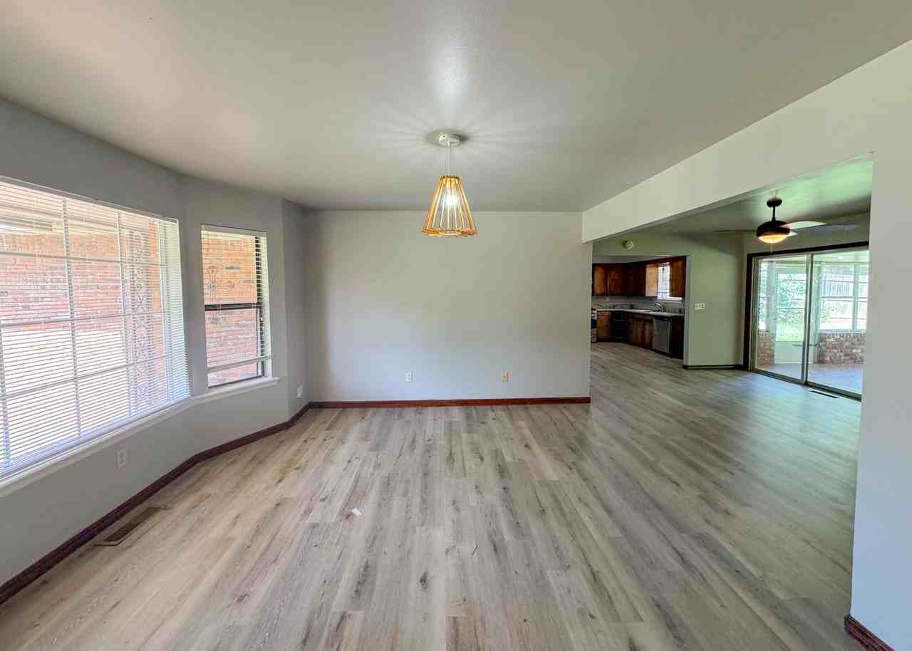 345 Travis Cir - Photo 3 of 23