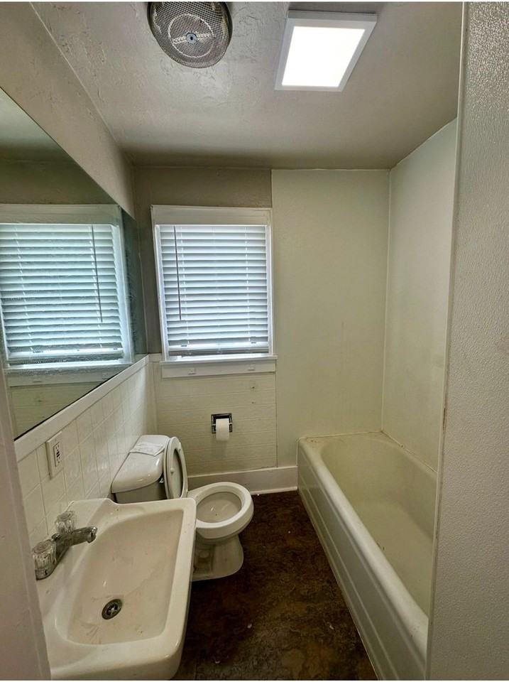 202 E 14th St - Photo 3 of 4