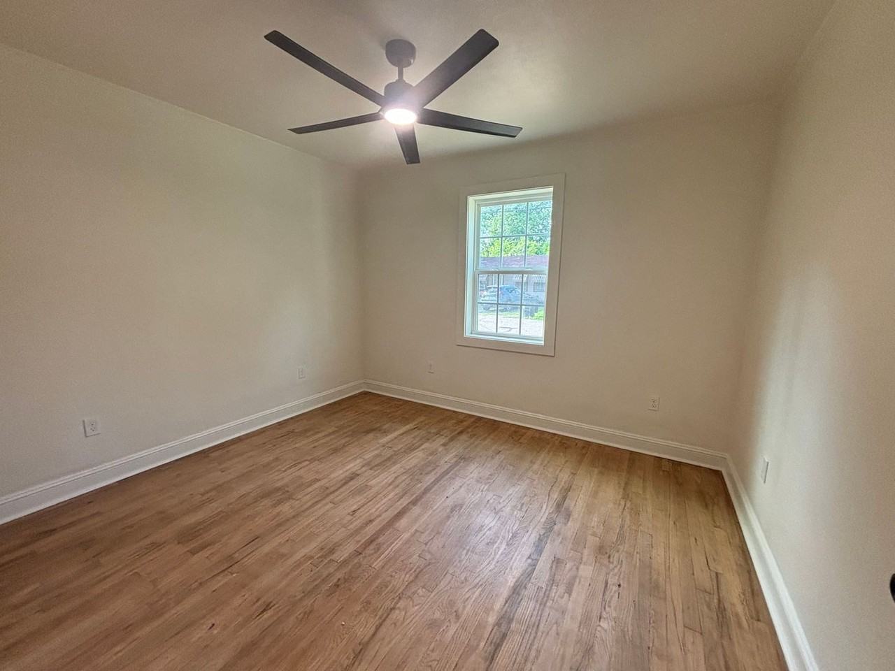 213 Kelly St - Photo 4 of 12