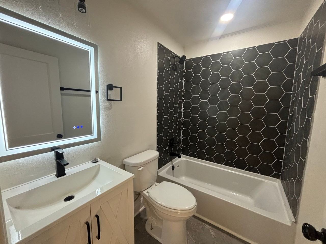 213 Kelly St - Photo 6 of 12