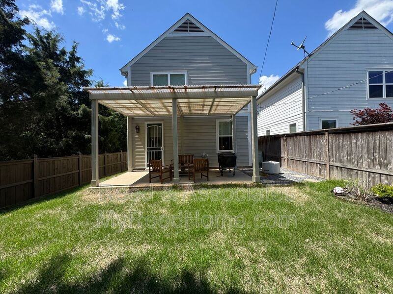 1080 Blythe St - Photo 3 of 13
