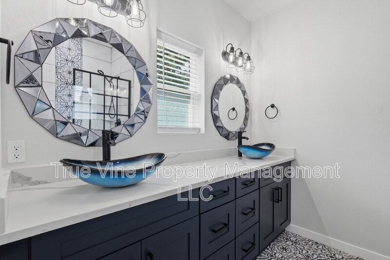 216 E Fest St - Photo 6 of 36