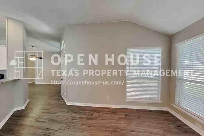 2222 Edinburgh St - Photo 4 of 23