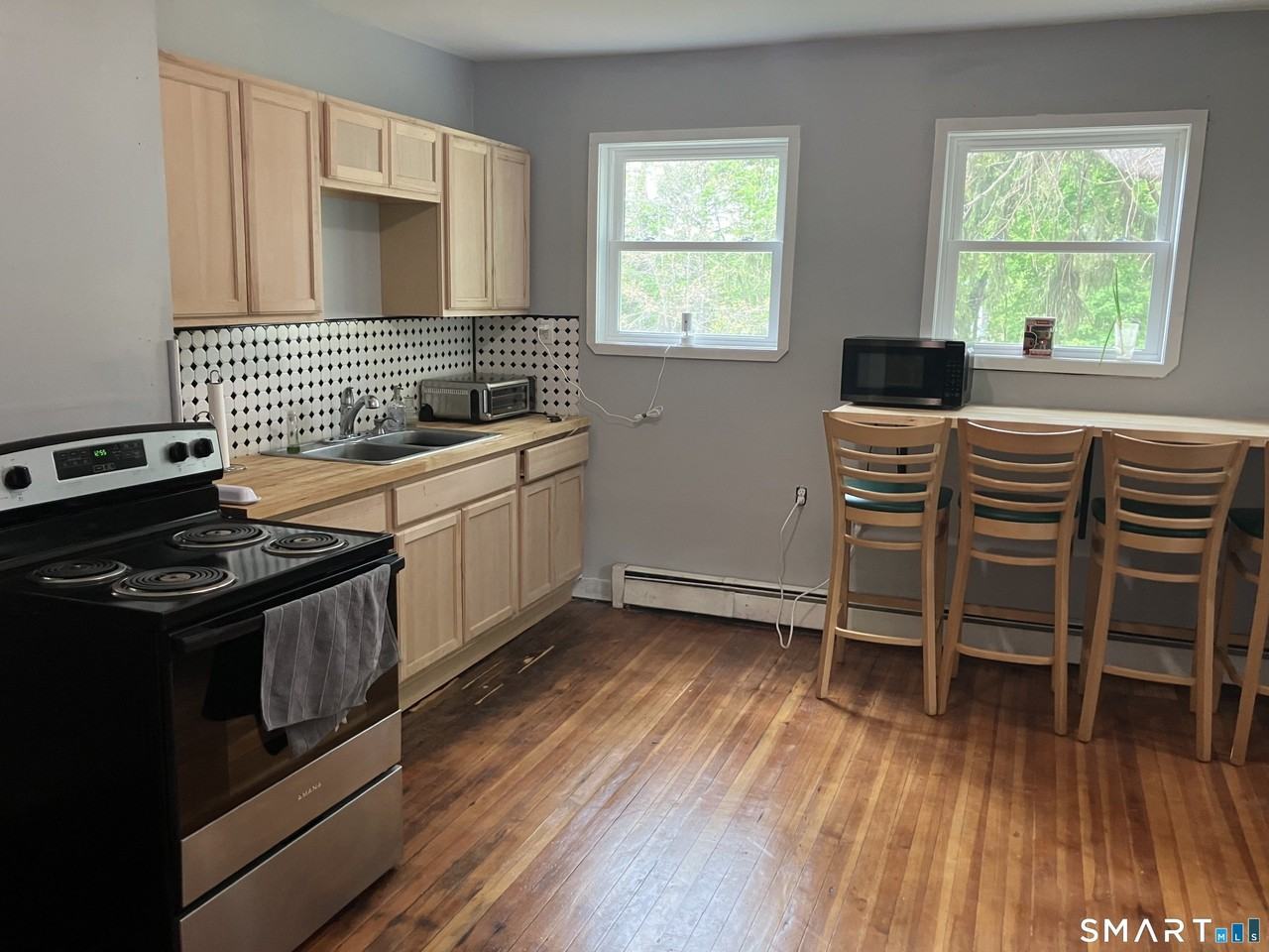 28 Village St - Photo 4 of 8