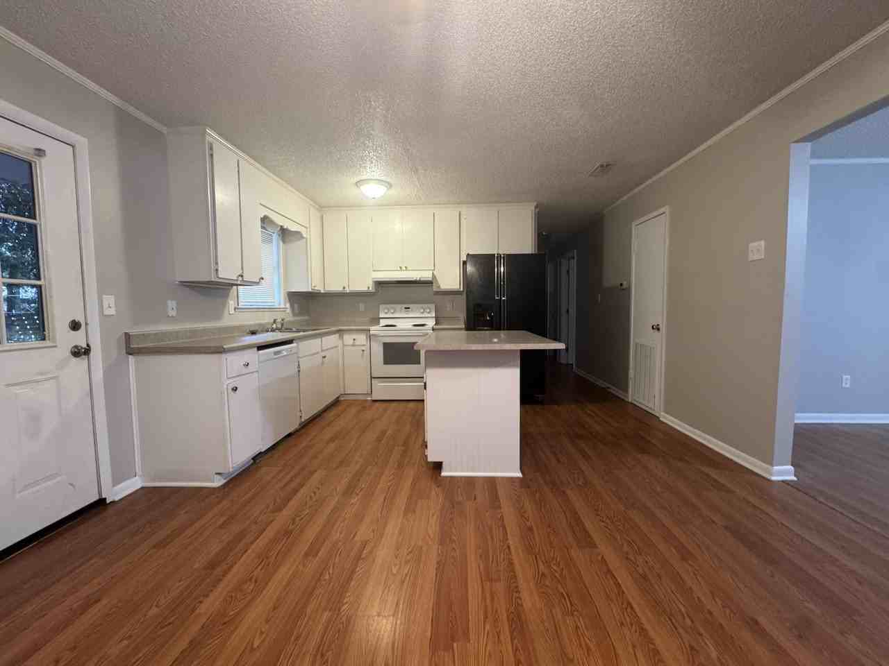 90 Andrews Ave - Photo 3 of 9