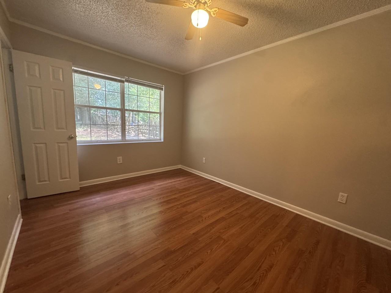 90 Andrews Ave - Photo 4 of 9