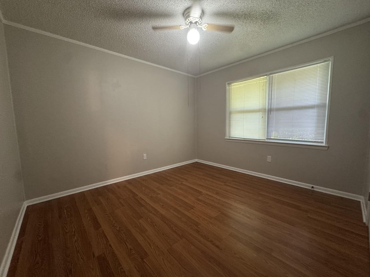 90 Andrews Ave - Photo 7 of 9