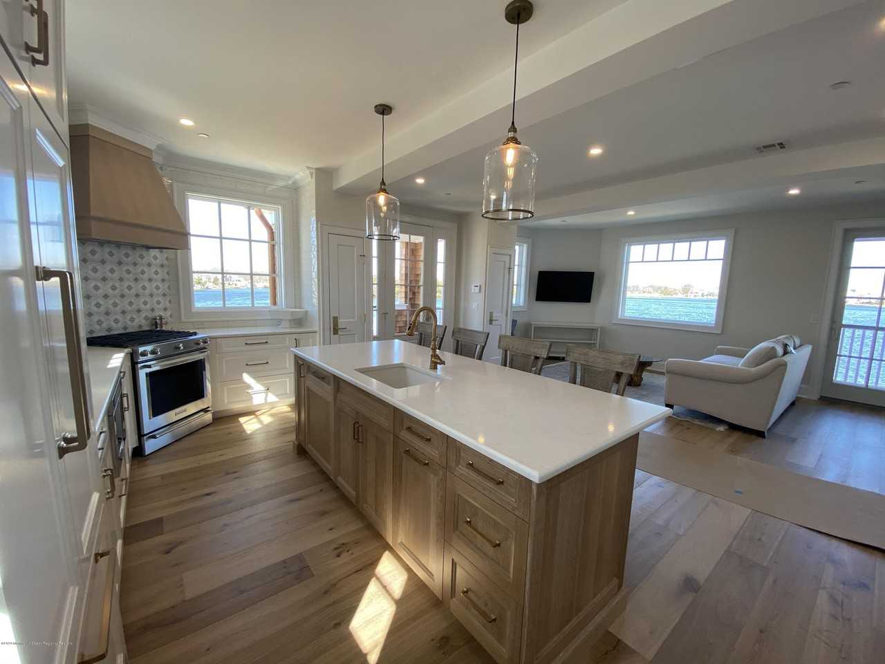 410 Lake Ave - Photo 2 of 24