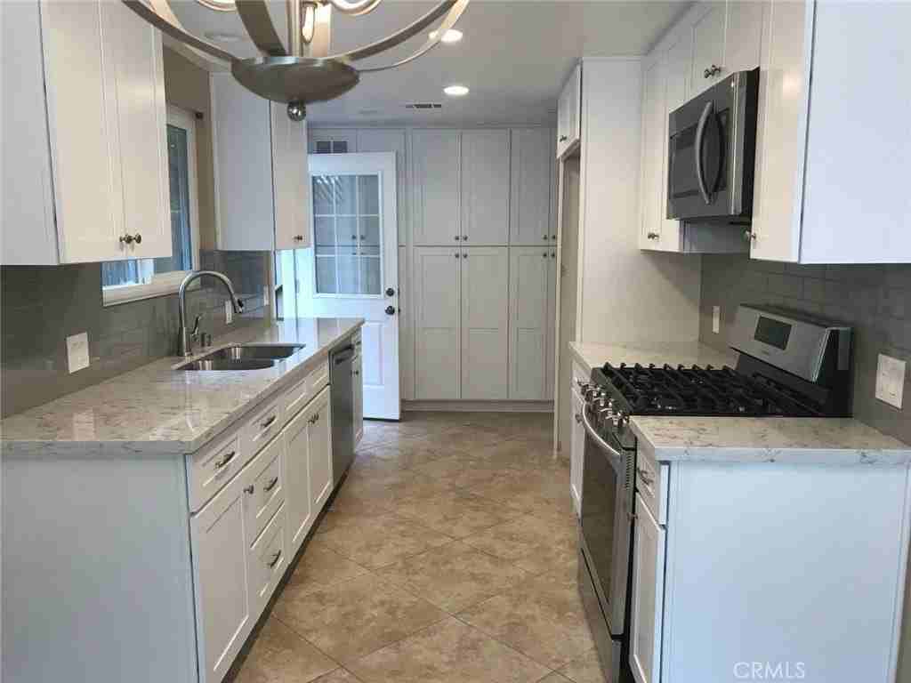511 Mariposa Ave - Photo 7 of 19