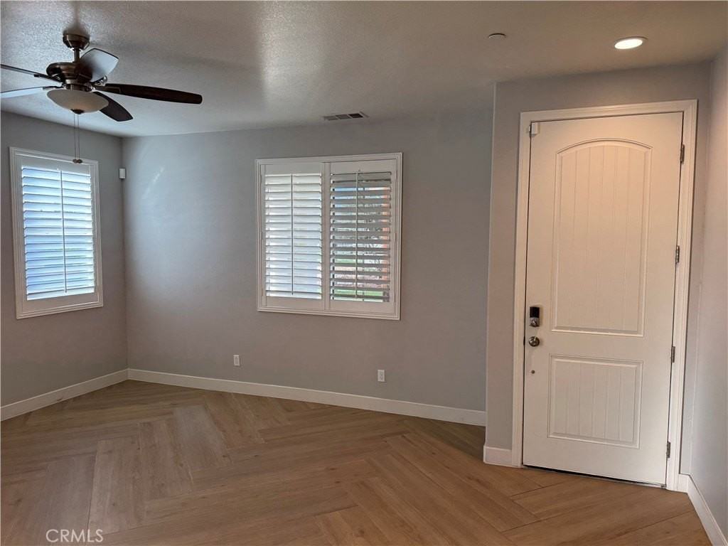 501 Villa Way - Photo 7 of 37